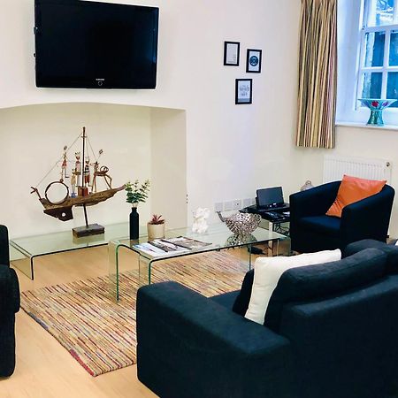 Contemporary Large Apartment In An Ideal Location Bath Extérieur photo