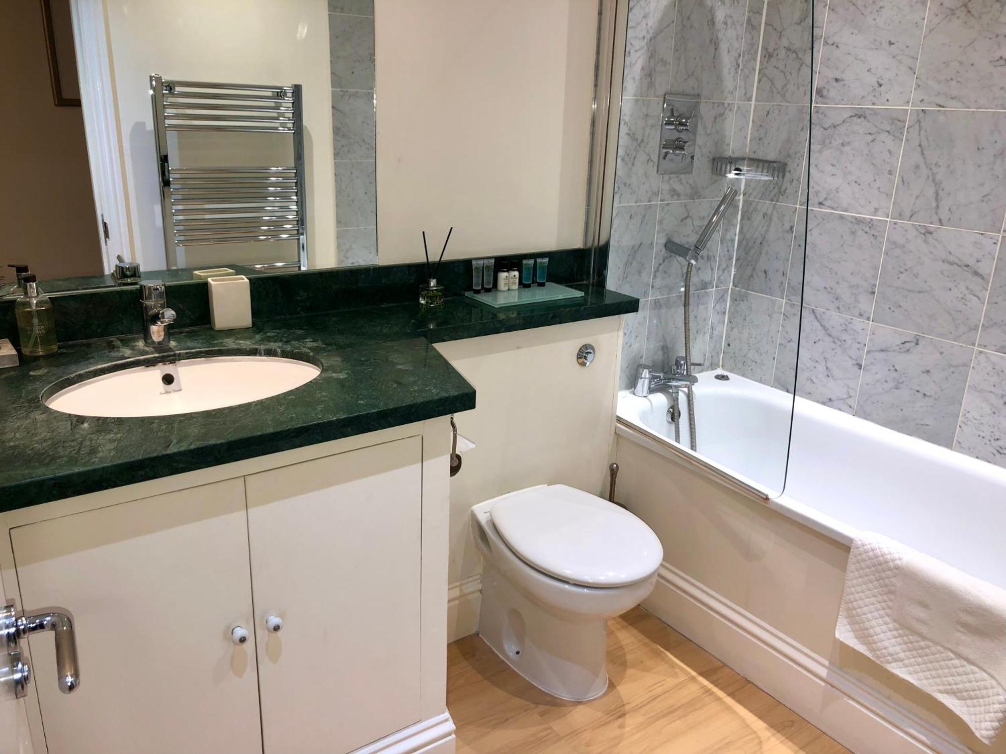Contemporary Large Apartment In An Ideal Location Bath Extérieur photo