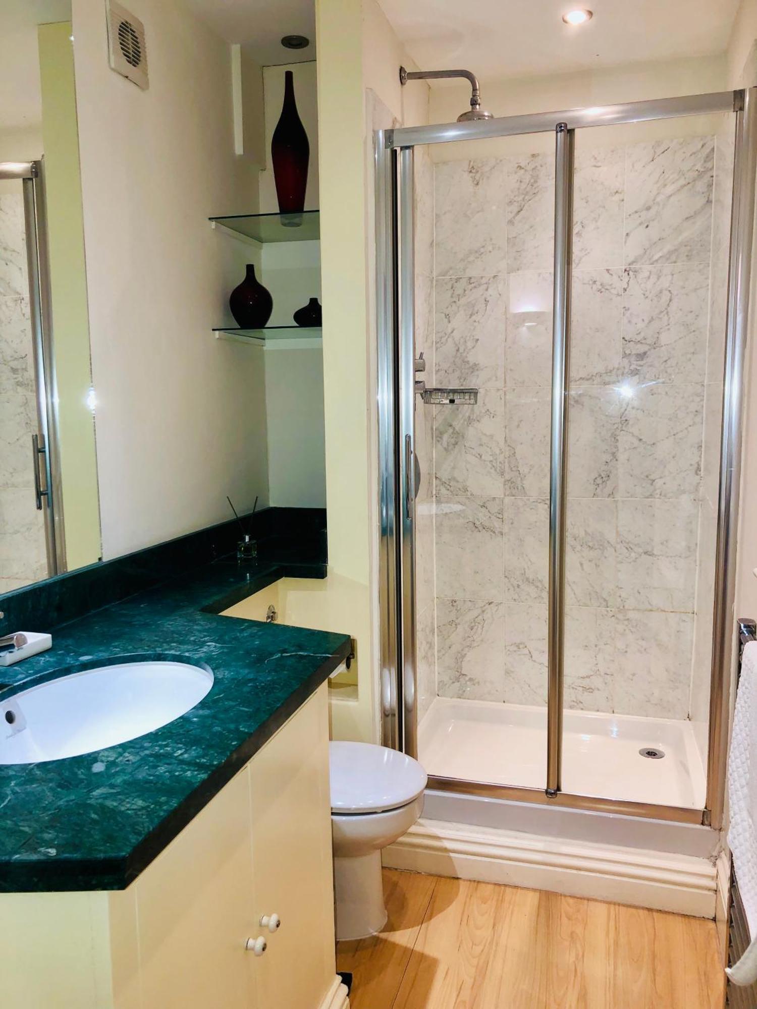 Contemporary Large Apartment In An Ideal Location Bath Extérieur photo
